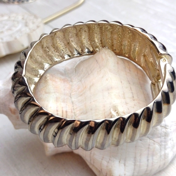 Silver Tone Vintage Style Hinge Cuff Bracelet - Picture 5 of 6